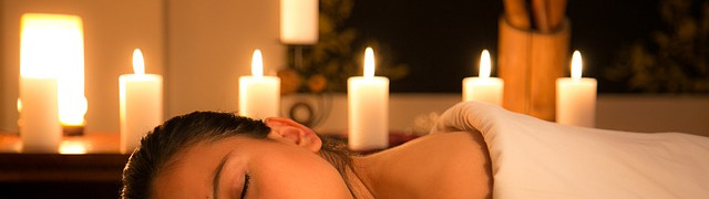 Une jeune femme massée